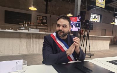 L'adjoint au maire d'Ivry-sur-Seine, l'écologiste Sébastien Scarpinato, ici lors du conseil municipal d'installation du 28 mars 2026, annonce avoir porté plainte après avoir reçu des menaces de mort et des insultes homophobes. DR