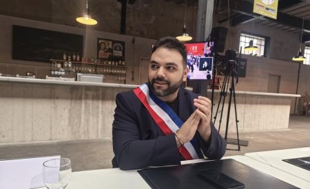 L'adjoint au maire d'Ivry-sur-Seine, l'écologiste Sébastien Scarpinato, ici lors du conseil municipal d'installation du 28 mars 2026, annonce avoir porté plainte après avoir reçu des menaces de mort et des insultes homophobes. DR